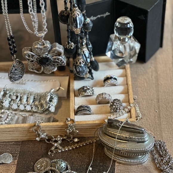 “Classy Lady” - Elegant Silver and Black Jewelry Set - Picture 4 of 16